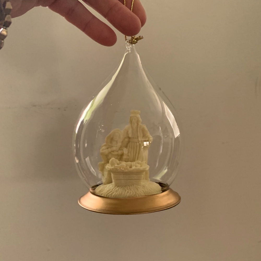 AVON Vintage NEW in OG box Collectable Spun Blown Glass Ornament w/ cord & stand